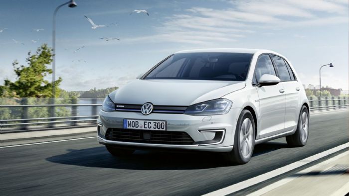 Το ηλεκτρικό VW e-Golf υιοθετεί με τη σειρά του τα αισθητικά γνωρίσματα της ανανεωμένης γκάμας του μοντέλου, ενώ -το σημαντικότερο- αναβαθμίζει σημαντικά τα τεχνικά του χαρακτηριστικά.